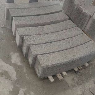 齐齐哈尔芝麻白弧形路牙石